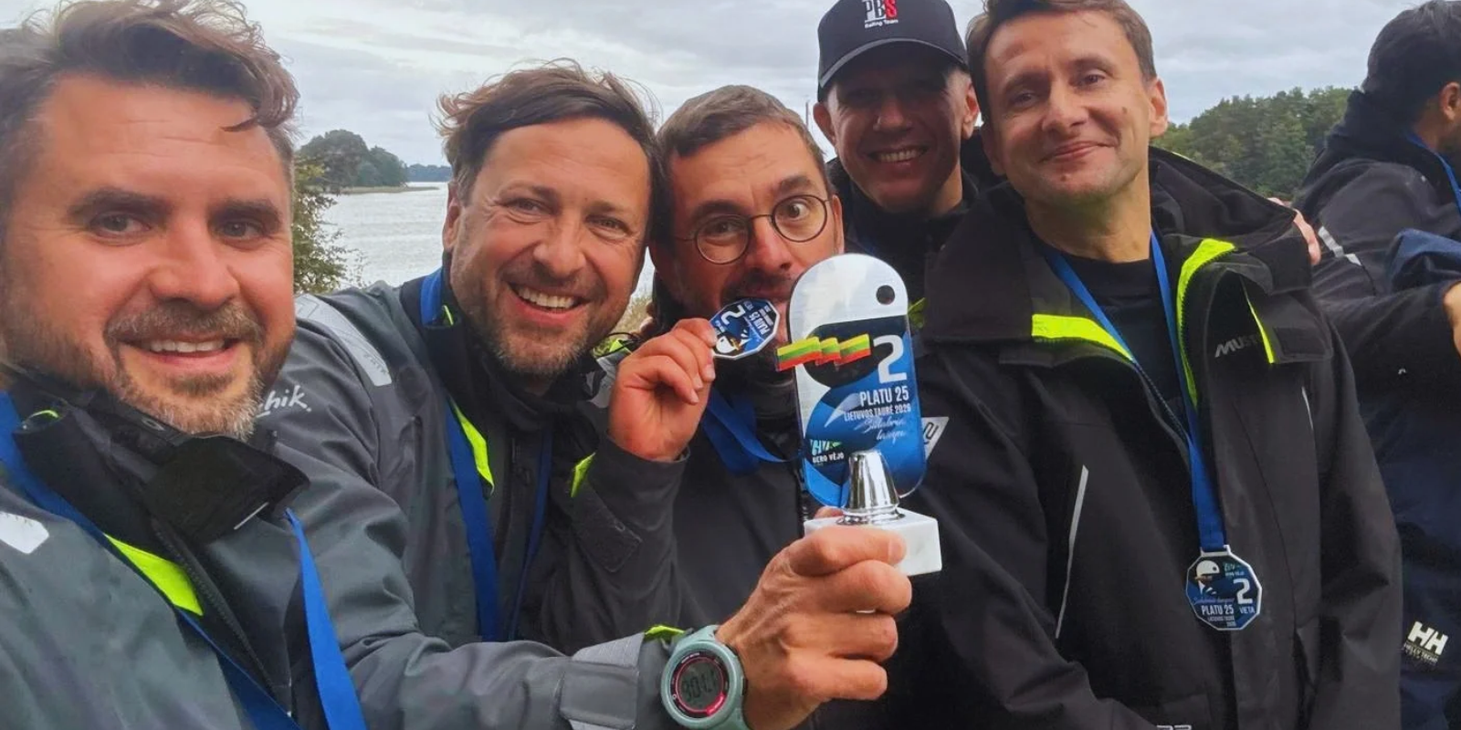 ⛵ Šeštadienį Trakuose PBS Sailing Team užbaigė 2026 m. „Platu 25“ Lietuvos taurės sezoną. Finalinėje „Medal Race“ regatoje per penkis plaukimus teko ieškoti greičio ir geriausio kelio Galvės ežere. Trečiajame (1)